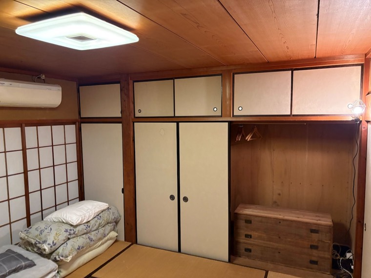 Deep cupboards for bedding