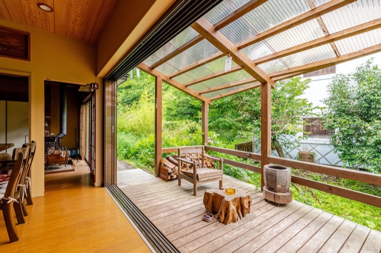 Sliding doors open straight onto the deck